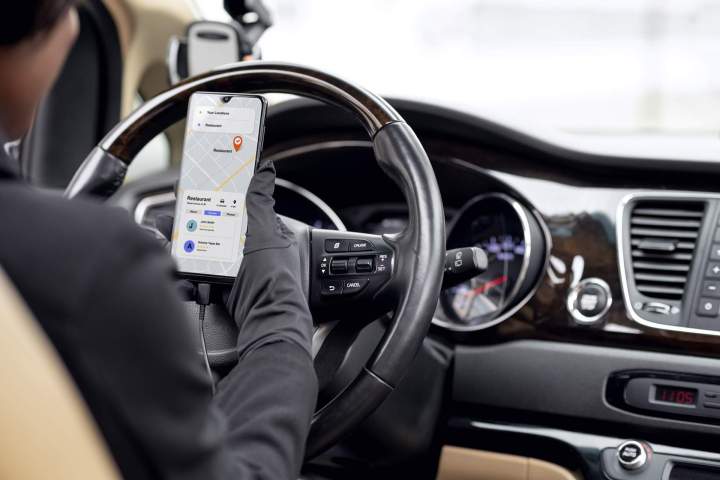 chauffeur de taxi attendant son client